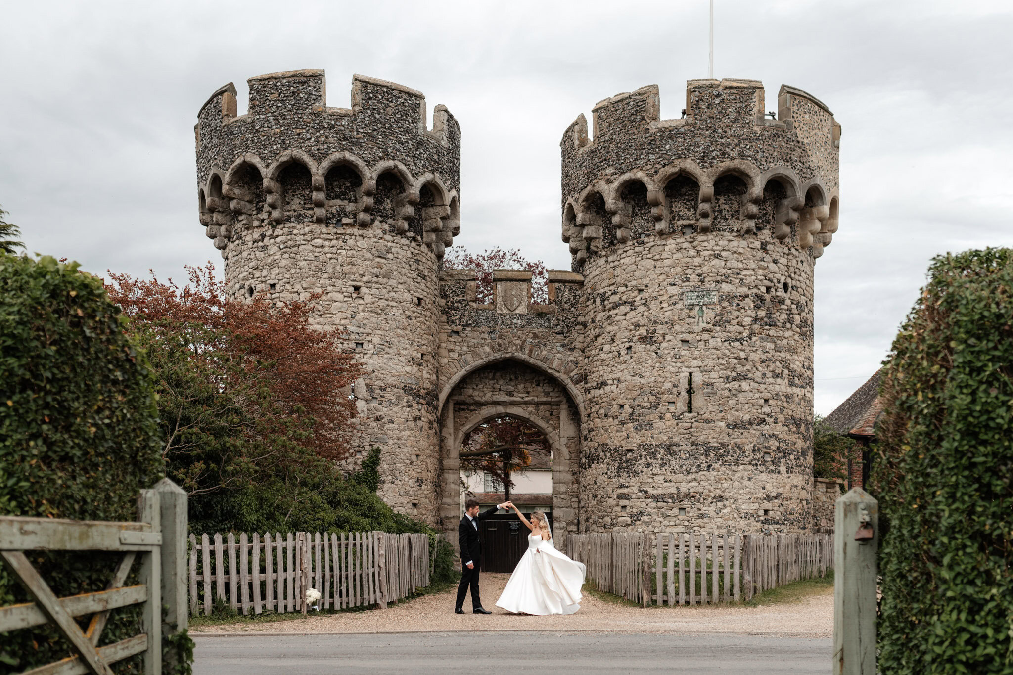 timeless relaxed wedding at cooling castle barn